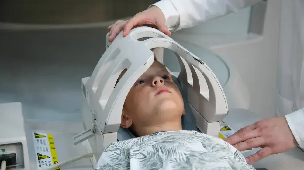 ילד עובר סריקת מוח במכשיר MRI