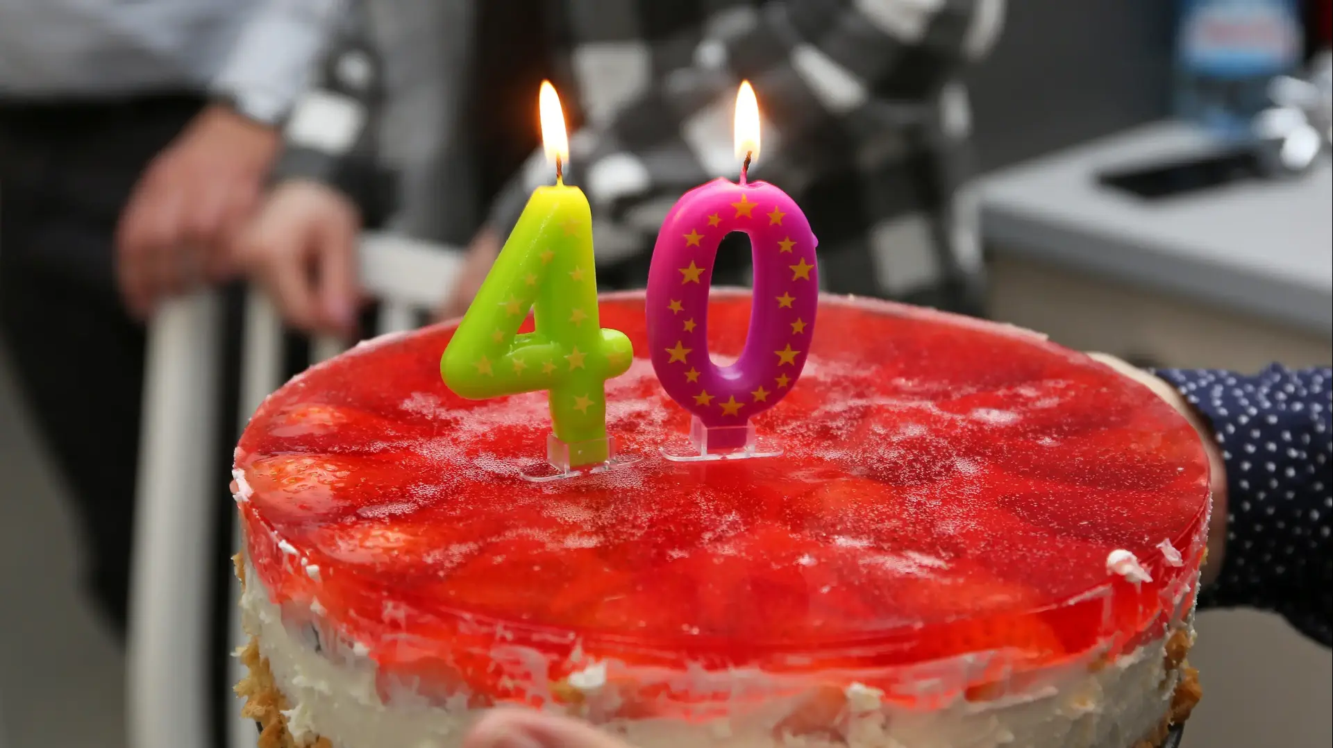 עוגת יום הולדת עם נרות בצורת המספר 40