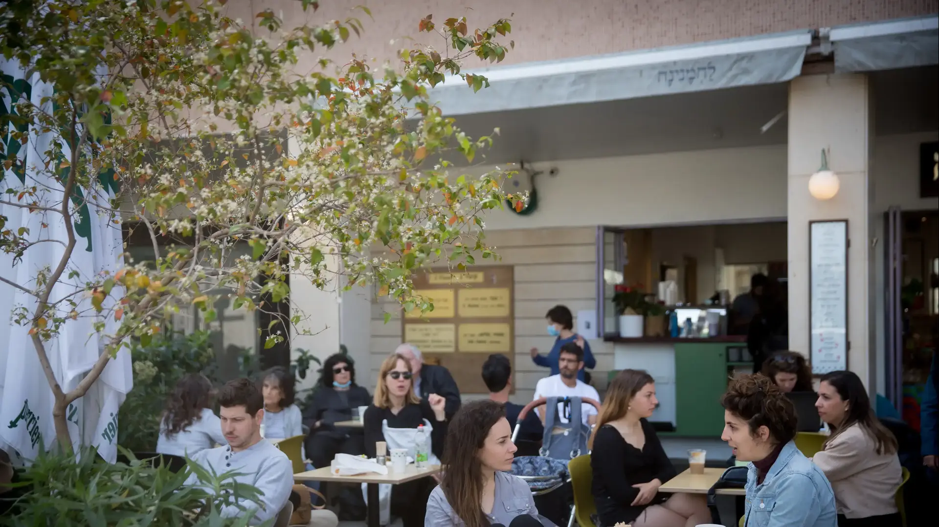 בית קפה פתוח בתל אביב אחרי הסרת הגבלות הקורונה, 16 במרץ 2021