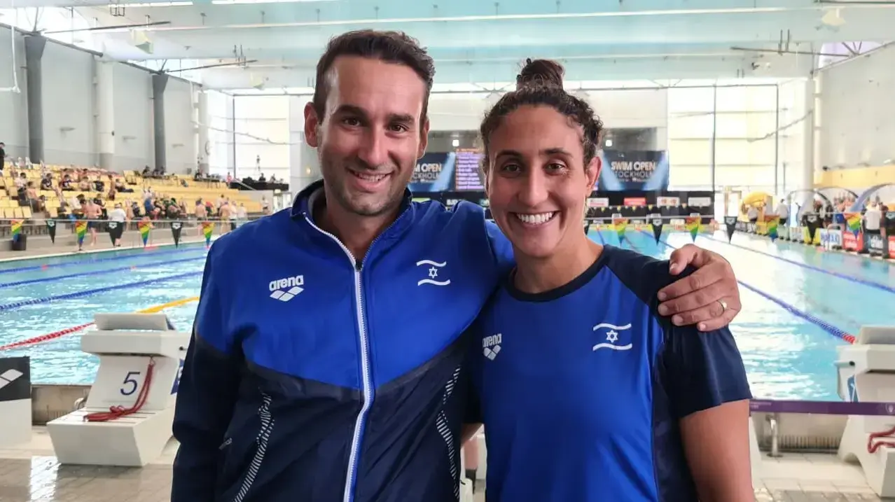 אנדי מורז שחיינית ישראלית עם מאמן הנבחרת לוקה גברילו