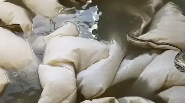 אישה מנקה את שמיכת הפוך של בעלה