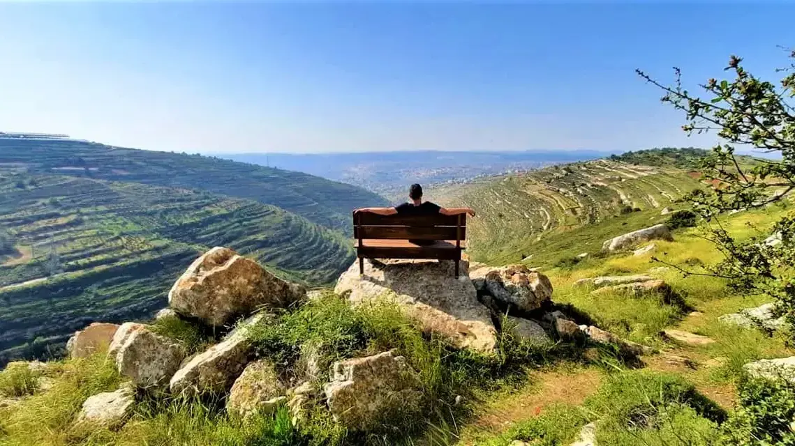 ספסל בדרך האבות בגוש עציון