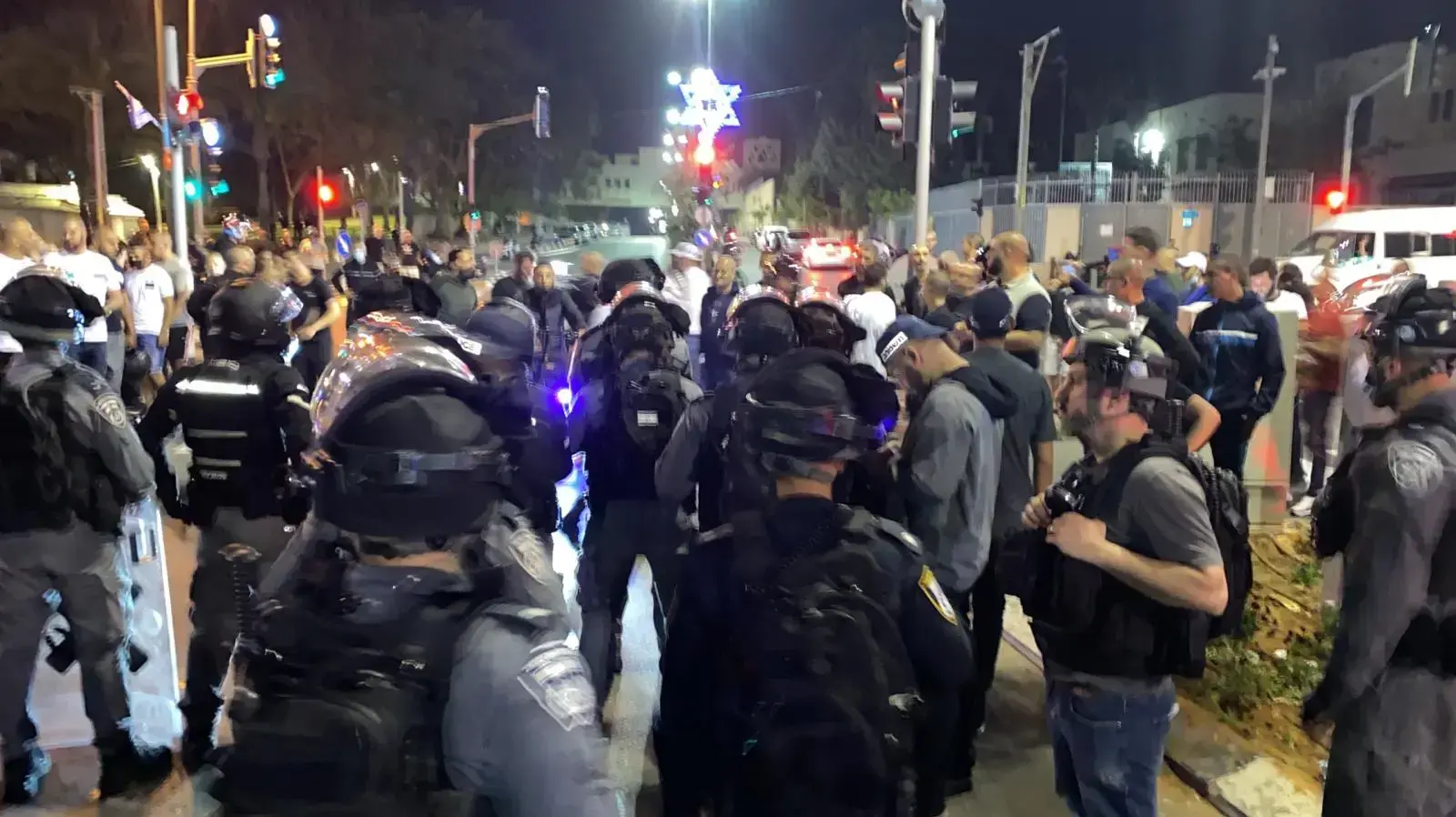 הפגנות של יהודים וערבים ברקע תקיפת ראש ישיבה 18 באפריל 2021 הפגנות של יהודים וערבים ברקע תקיפת ראש ישיבה 18 באפריל 2021