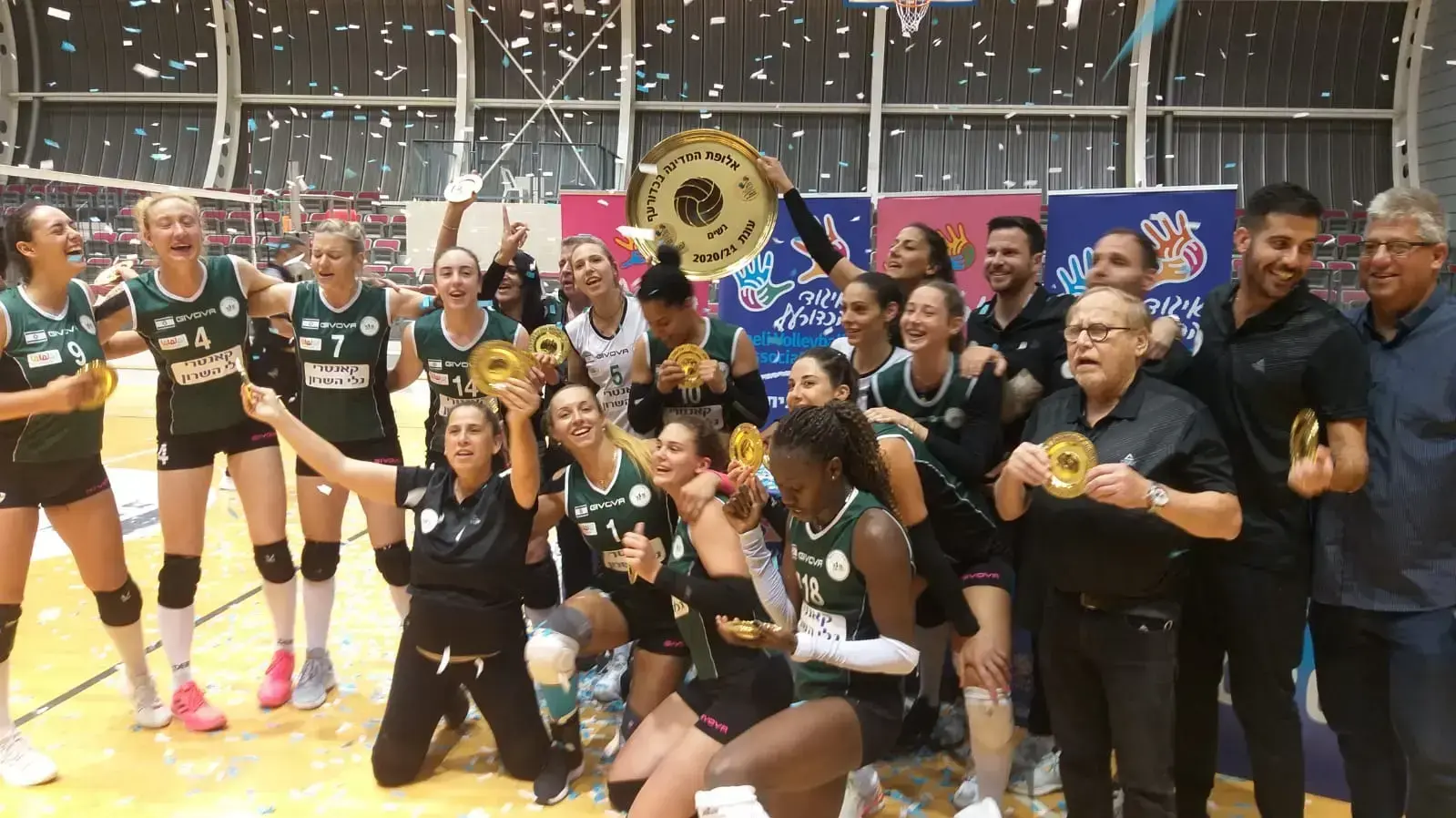 שחקניות הפועל כפר סבא בכדורעף נשים מניפות את צלחת האליפות