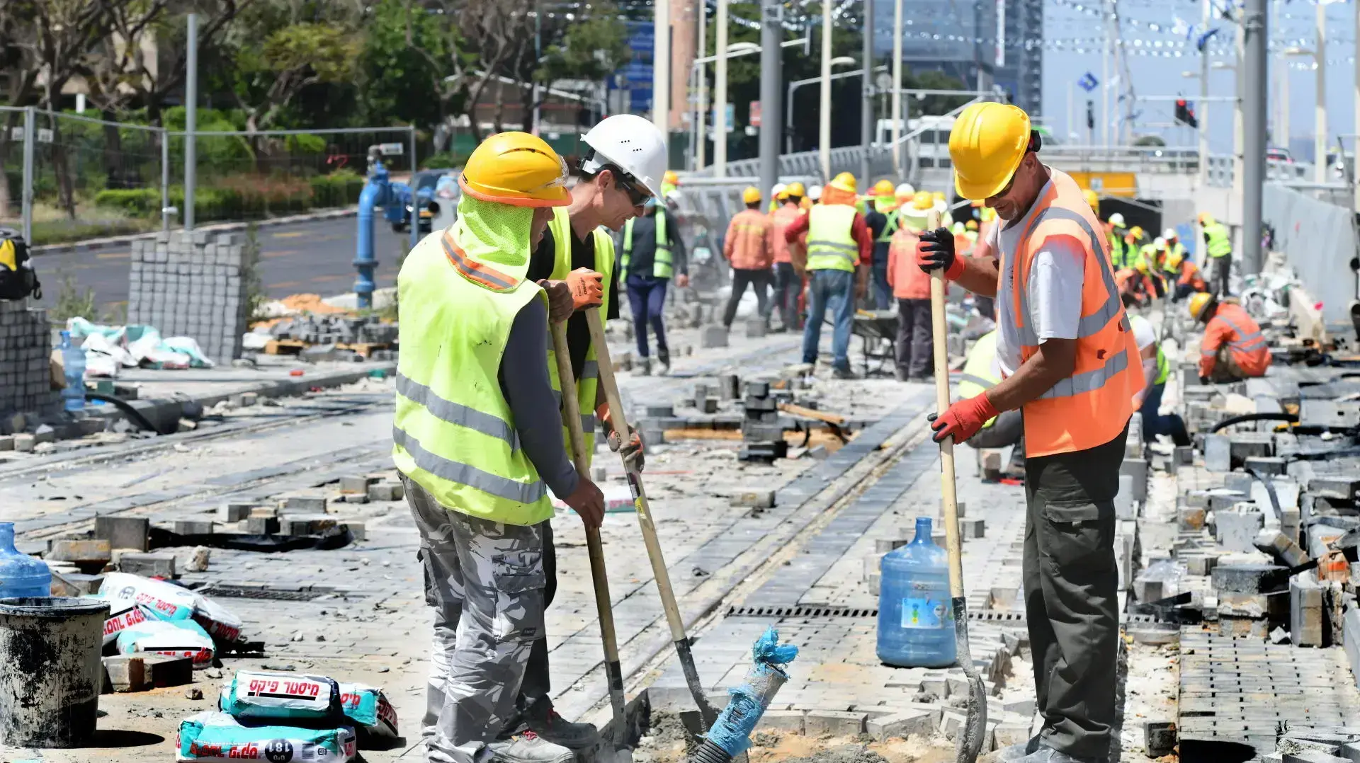 עובדים זרים בהקמת הרכבת הקלה, ציר ז'בוטינסקי פתח תקוה, 23 באפריל 2021