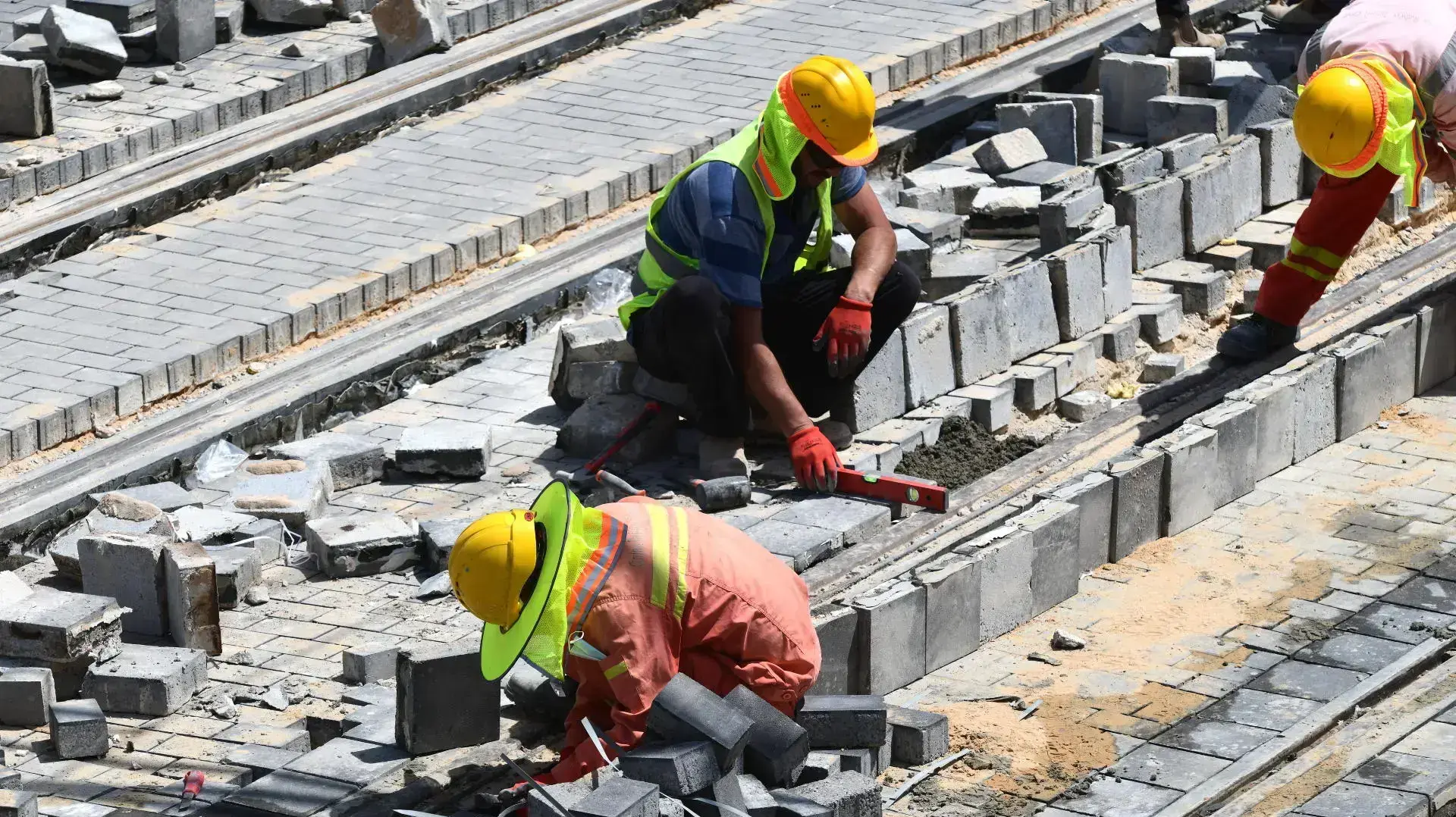 עובדים זרים בהקמת הרכבת הקלה, ציר ז'בוטינסקי פתח תקוה, 23 באפריל 2021