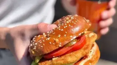 כריך שניצל, ארומה תל אביב
