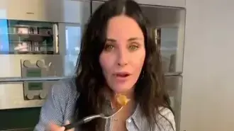 קורטני קוקס מכינה עוף פרמזן
