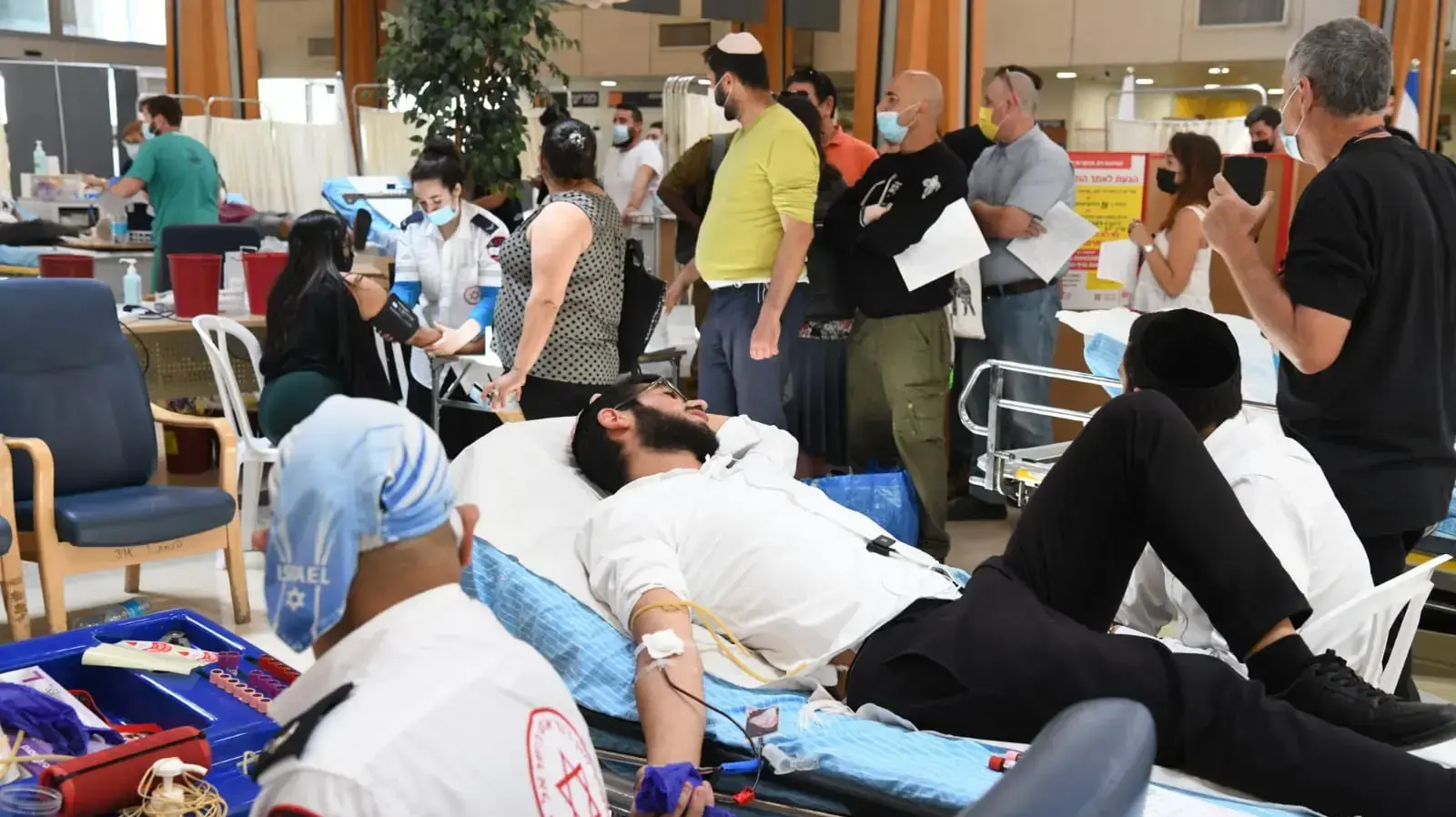 אנשים תורמים דם לאיציק סעידיאן, בי"ח שיבא תל השומר, 28 באפריל 2021