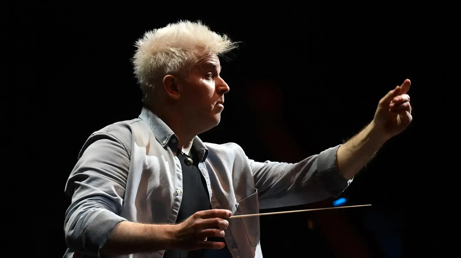 דן אטינגר, חזרה בבית האופרה על האופרה "העטלף"