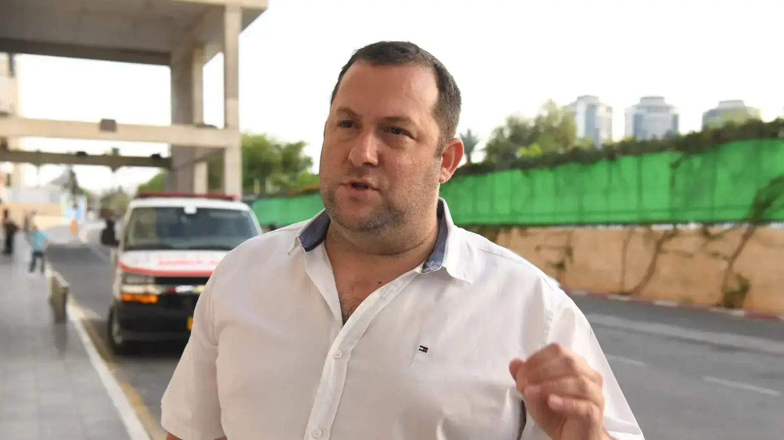 ראש המועצה האזורית יוסי דגן בפינוי פצועי הפיגוע בצומת תפוח לבי"ח בילינסון, 2 במאי 2021