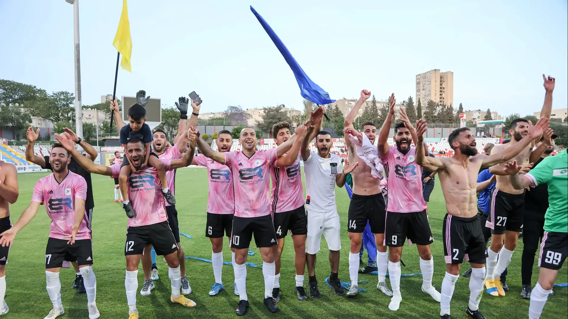 שחקני מכבי בני ריינה חוגגים עלייה לליגה הלאומית