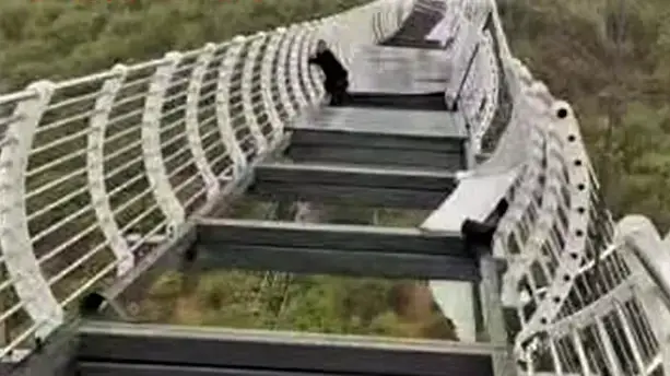 תייר נתקע על גשר זכוכית בסין שהתפרק