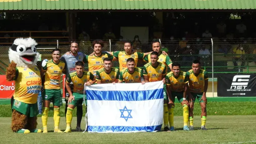שחקני גואסטאטויה הגואטמלית מניפים דגל ישראל