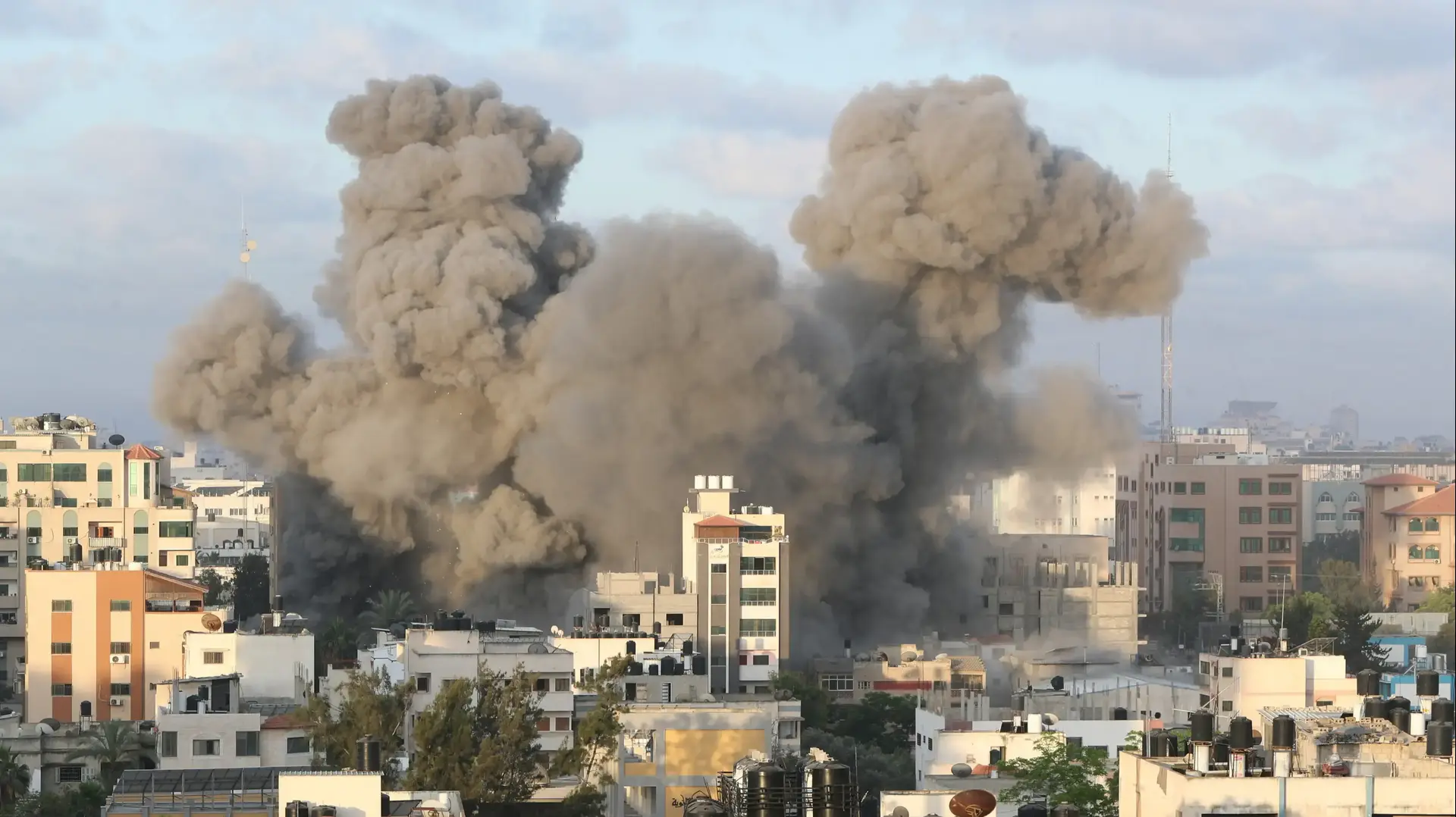 עשן לאחר תקיפת מבנה בידי חיל האוויר, רצועת עזה, 18 במאי 2021