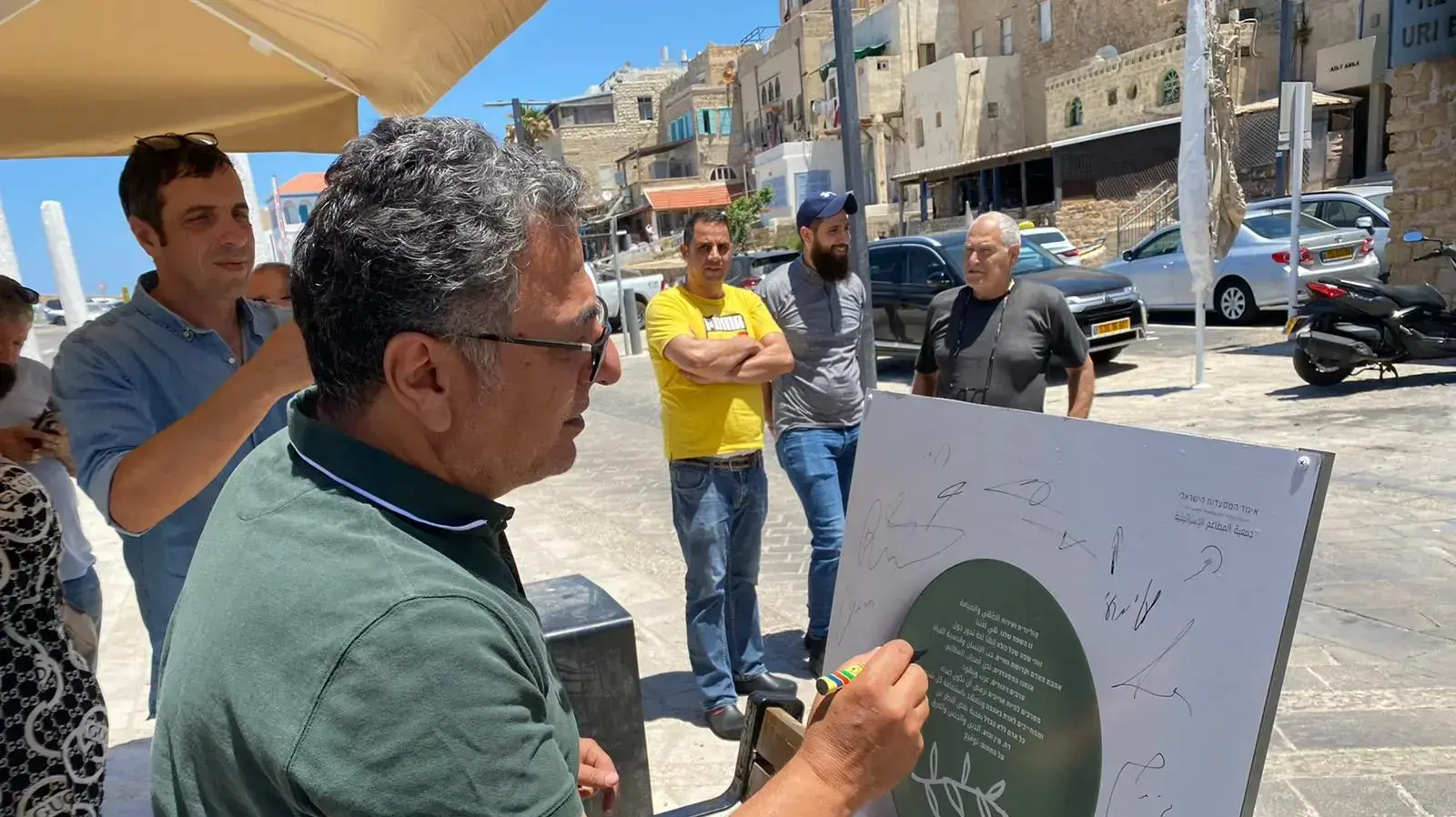 אנשי אוכל ערבים ויהודים חתמו על אמנה נגד אלימות וצעדו בעכו