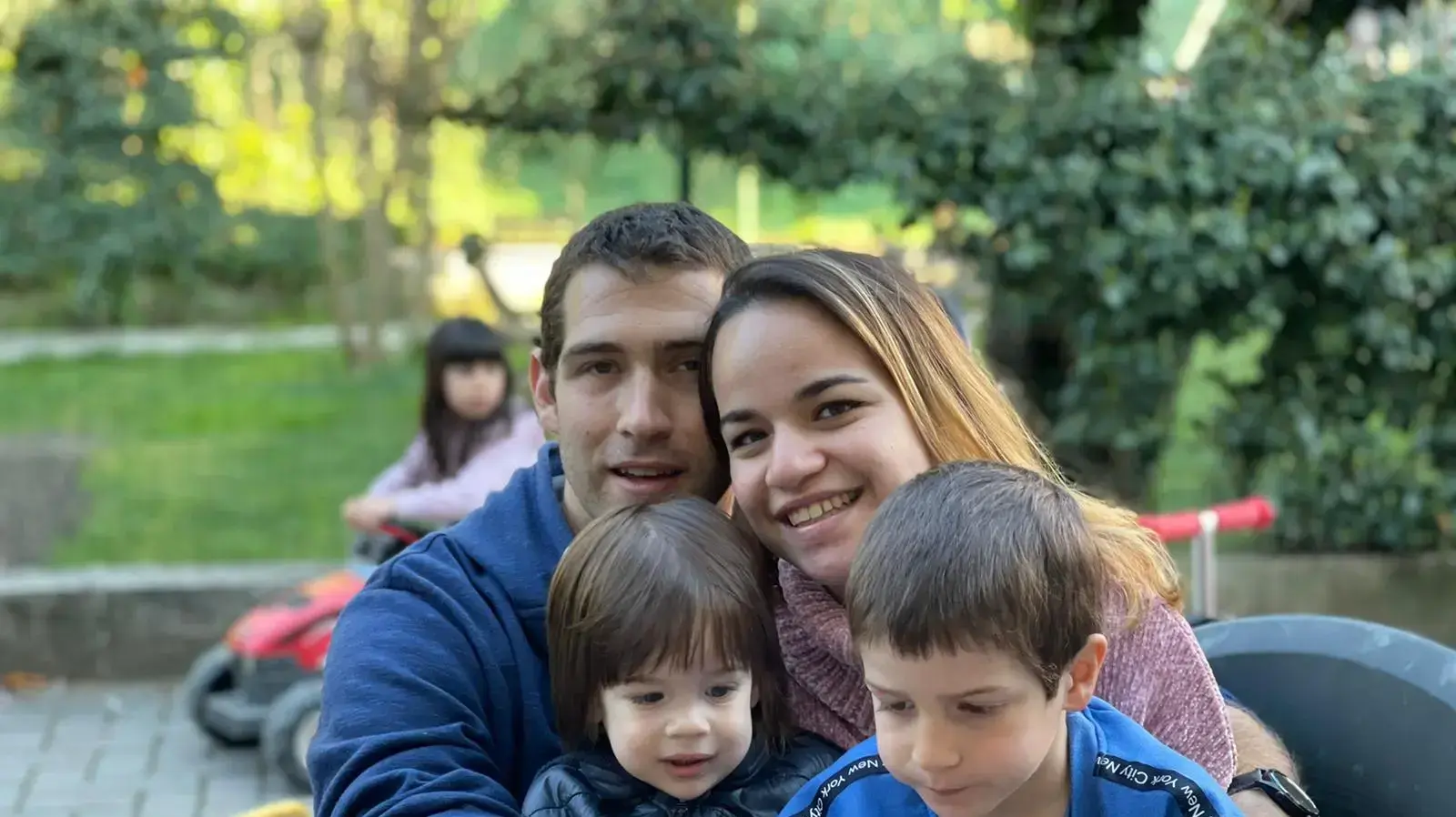 עמית וטל בירן וילדיהם איתן תום עמית וטל בירן וילדיהם איתן תום