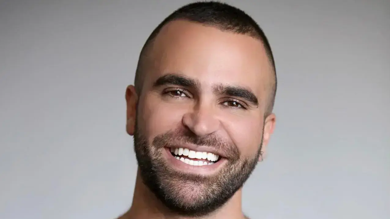 אדם סרור