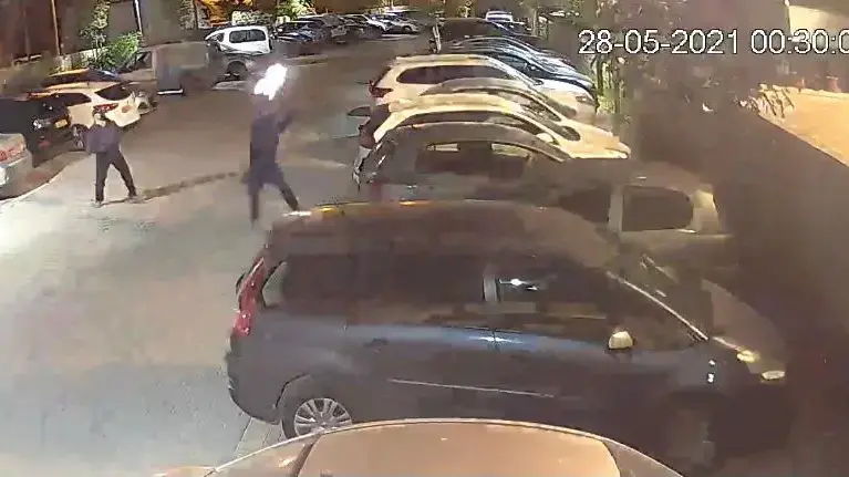בקבוקי תבערה מושלכים לעבר בית יהודי בלוד, 28 במאי 2021