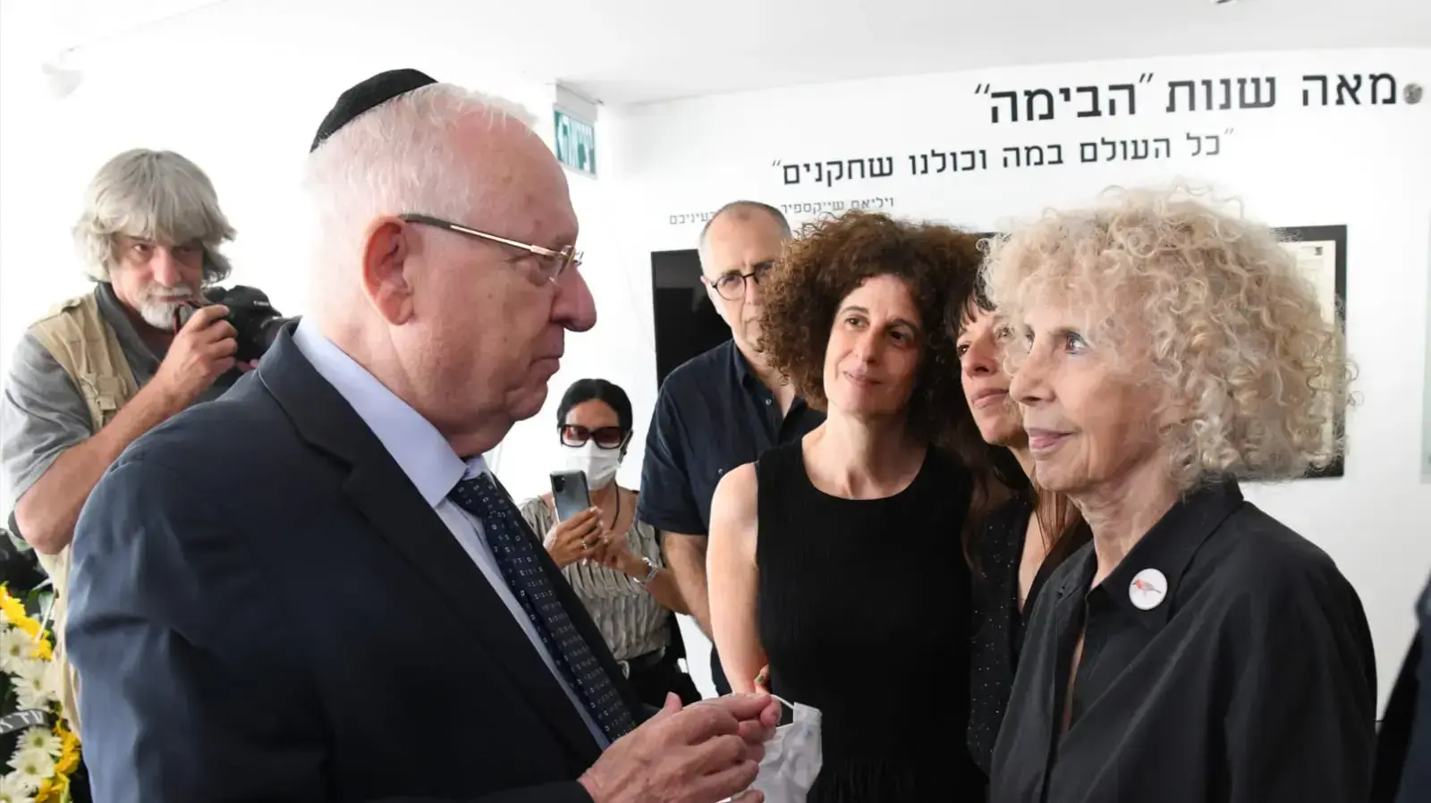 נשיא המדינה ראובן ריבלין עם משפחתו של דני קרוון ליד ארונו,רחבת הבימה, 31 במאי 2021
