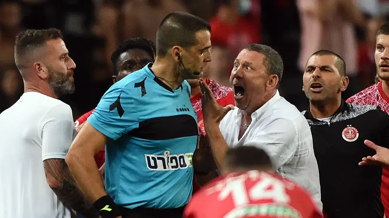 ניר קלינגר מאמן הפועל תל אביב משתולל על השופט מול מכבי תל אביב