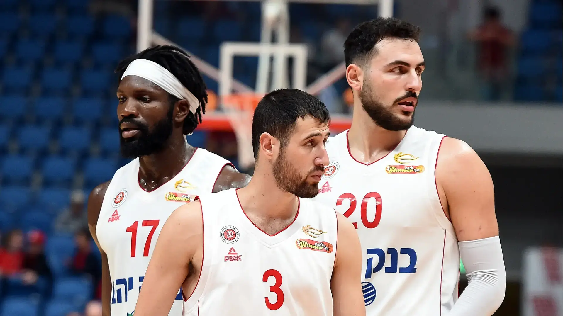 שחקן הפועל ירושלים דניאל דנינו עם עידן זלמנסון, סולימאן בריימו