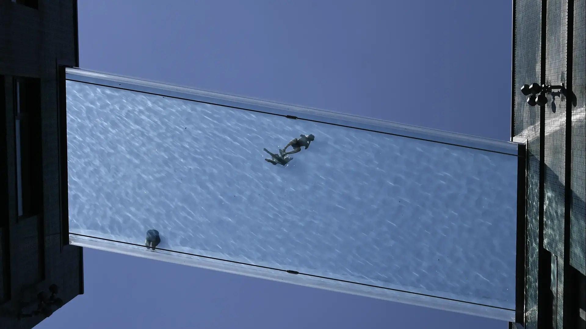 sky pool בריכת רקיע שקופה תלויה באוויר ראשונה מסוגה במתחם המגורים היוקרתי Embassy Gardens בלונדון