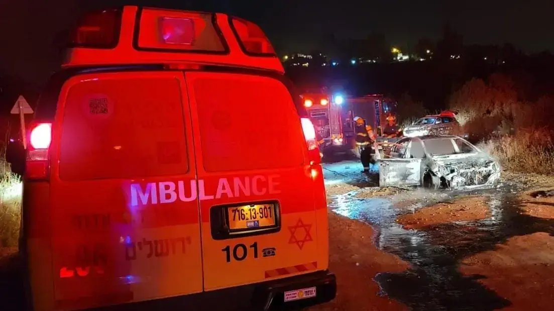 גבר נמצא ללא רוח חיים ברכב שעלה באש בשטח פתוח סמוך לעין כרם, 9 ביוני 2021