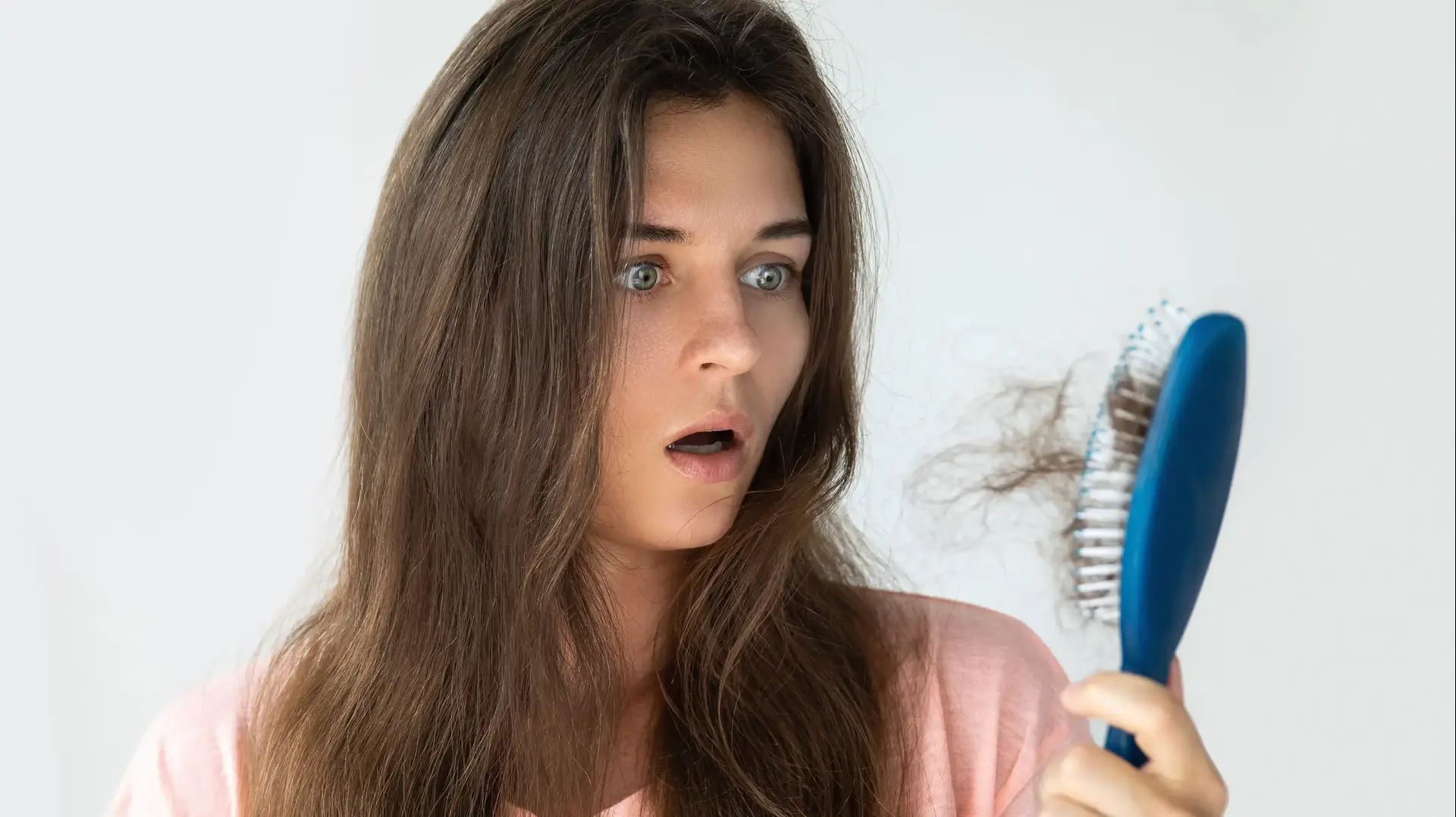 אישה סובלת מנשירת שיער אישה סובלת מנשירת שיער