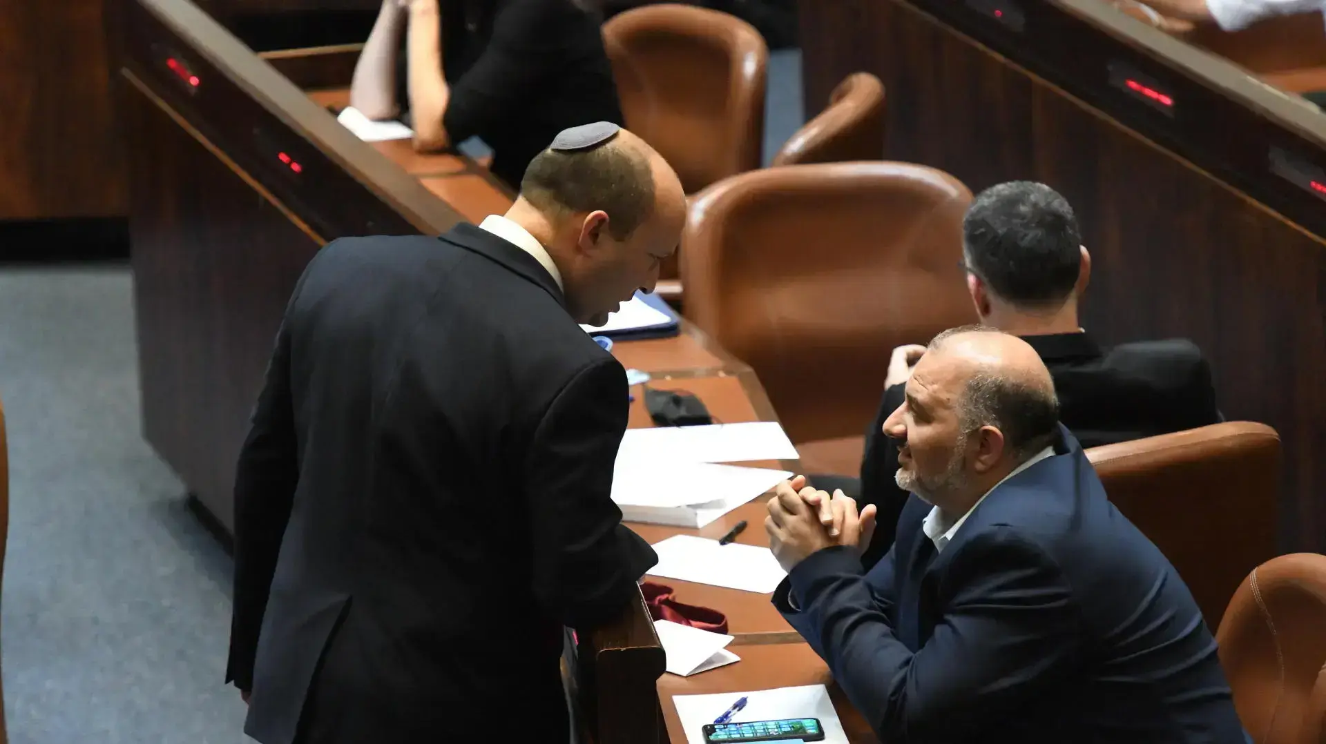 מנסור עבאס ונפתלי בנט בישיבת השבעת הממשלה, 14 ביוני 2021