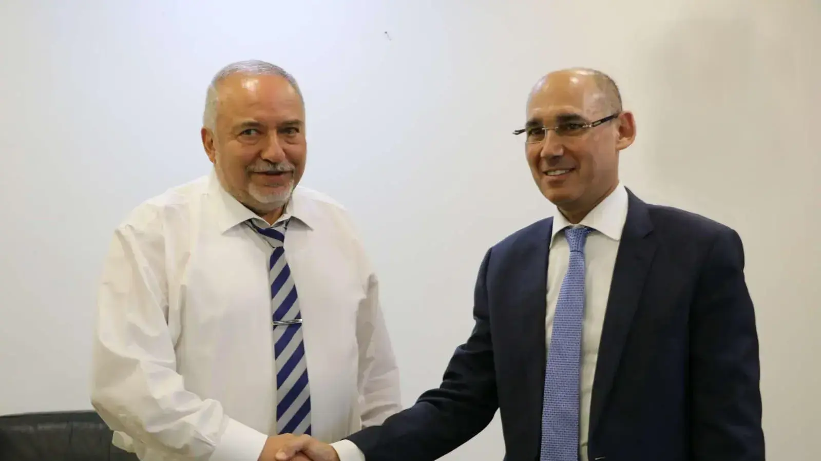 שר האוצר אביגדור ליברמן ונגיד בנק ישראל פרופ' אמיר ירון שר האוצר אביגדור ליברמן ונגיד בנק ישראל פרופ' אמיר ירון