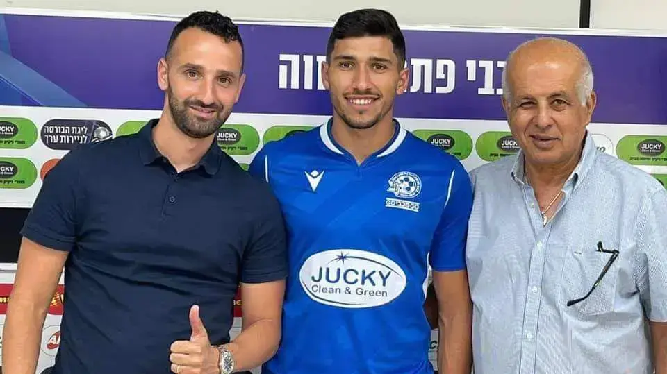 שחקן מכבי פתח תקוה ירדן כהן עם אבי לוזון