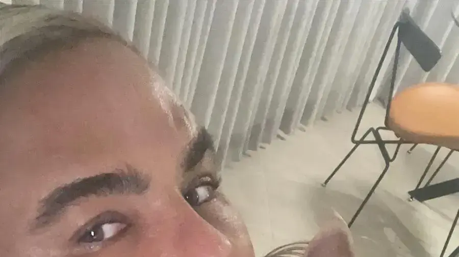 מיקי בוגנים עם כלבו