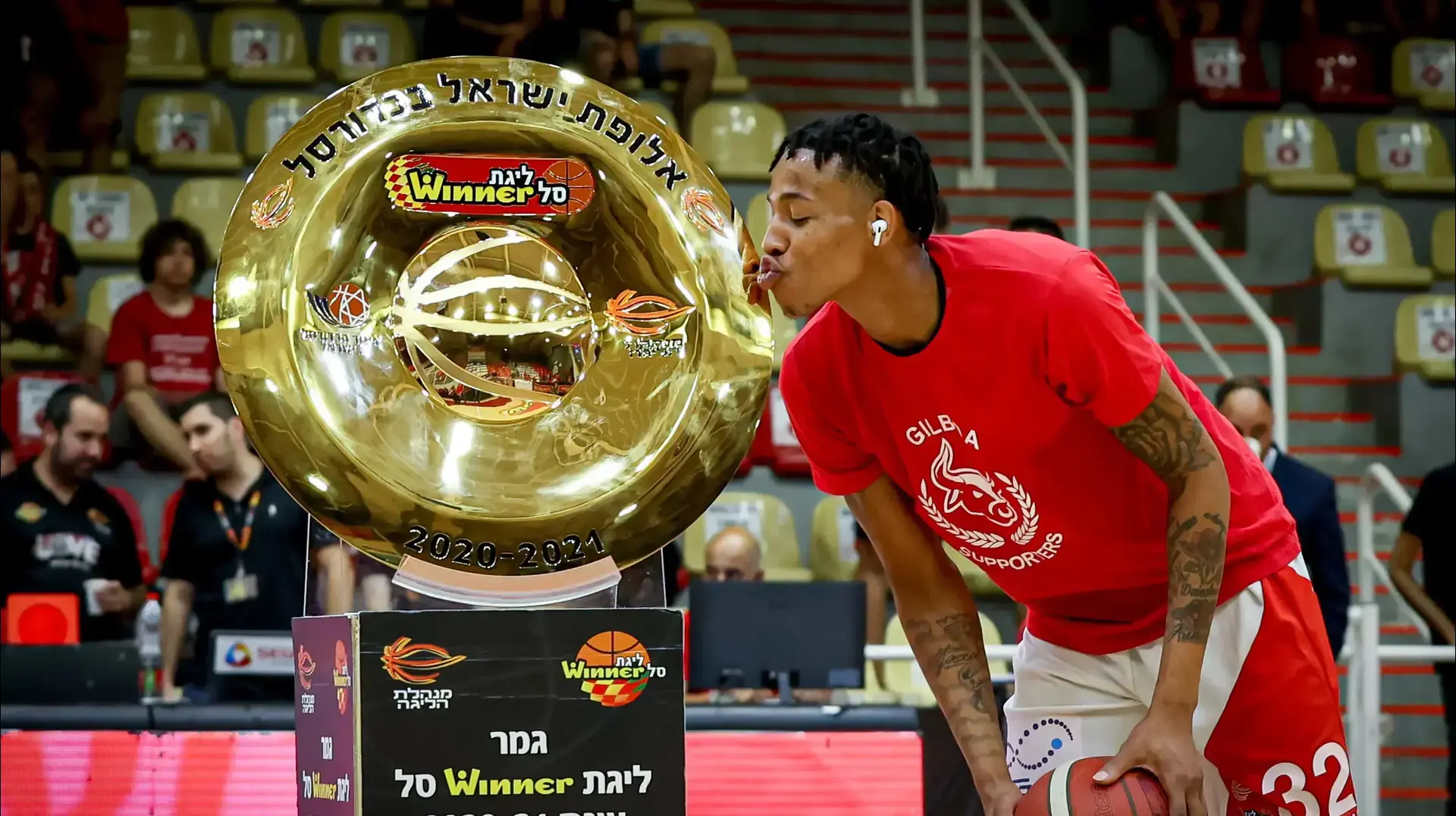 ג'ו תומאסון שחקן הפועל גלבוע/גליל מנשק את צלחת האליפות