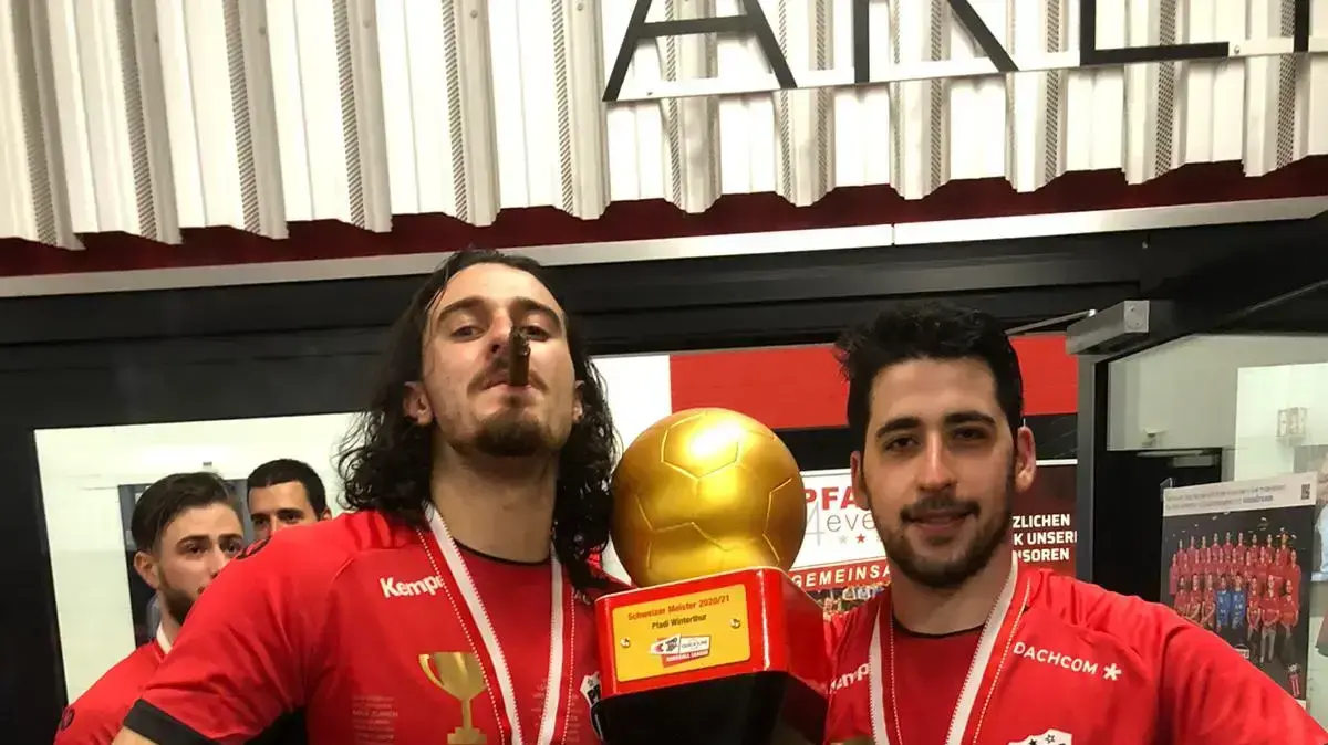 יהב שמיר (מימין) עם אדיר כהן שחקני וינטרטור עם דגל ישראל