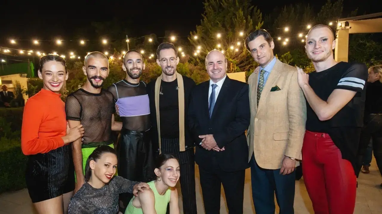 תמיר קוברין, רונן ניסנבאום, ועברי לידר עם רקדני להקת בת שב