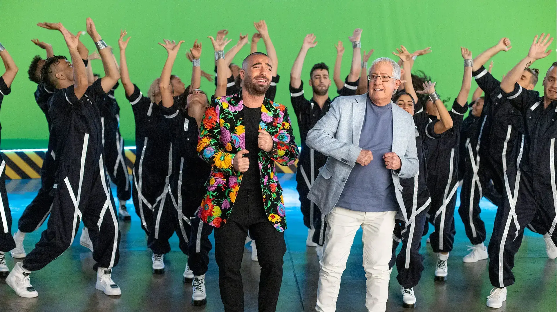 גידי גוב ועומר אדם רוקדים בפרסומת של בזק