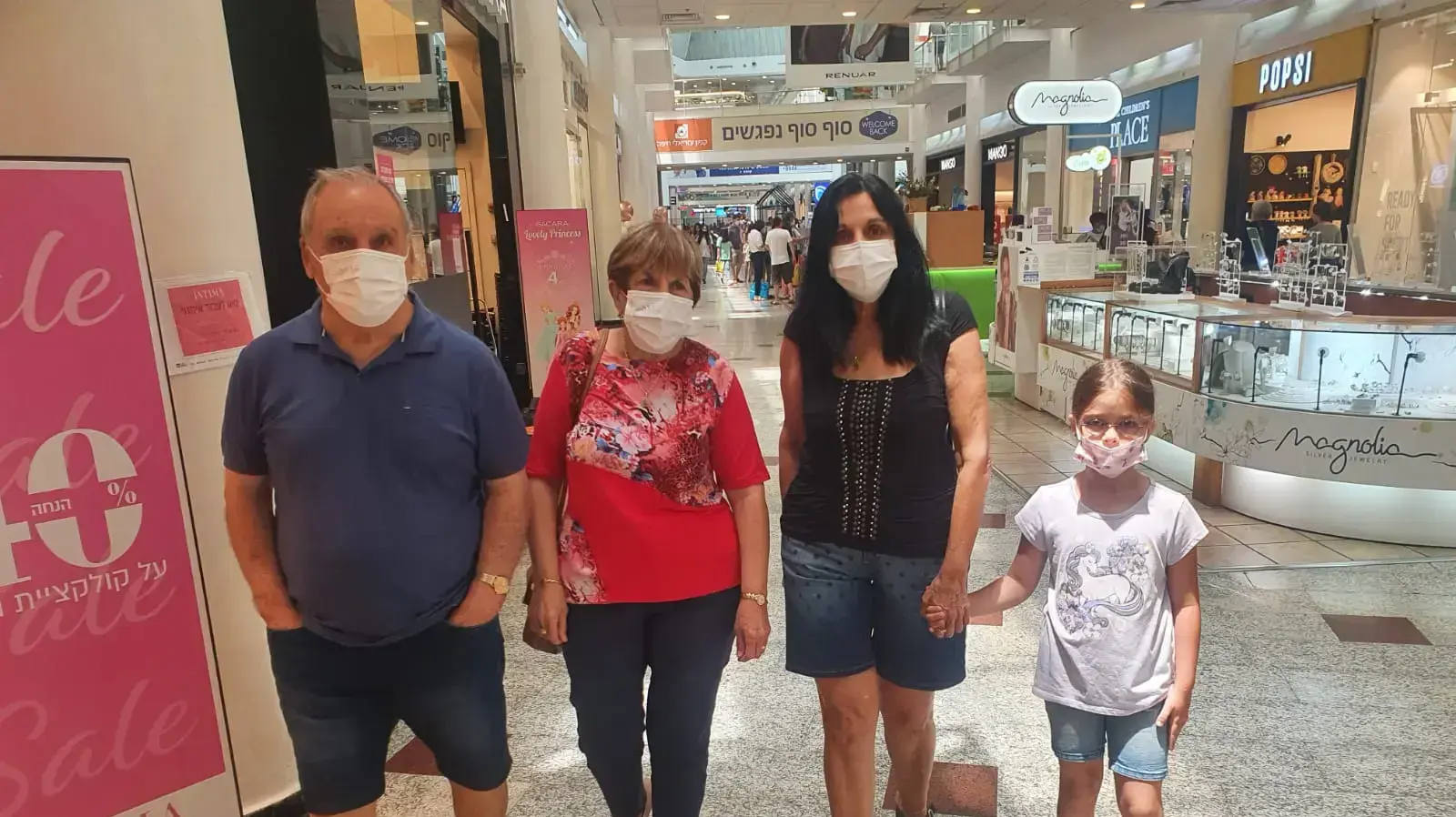 עוטים מסיכות בקניון עזריאלי חיפה, 25.6.21