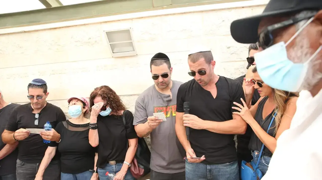 עומר פרץ בהלוויה של אביו ויקי פרץ