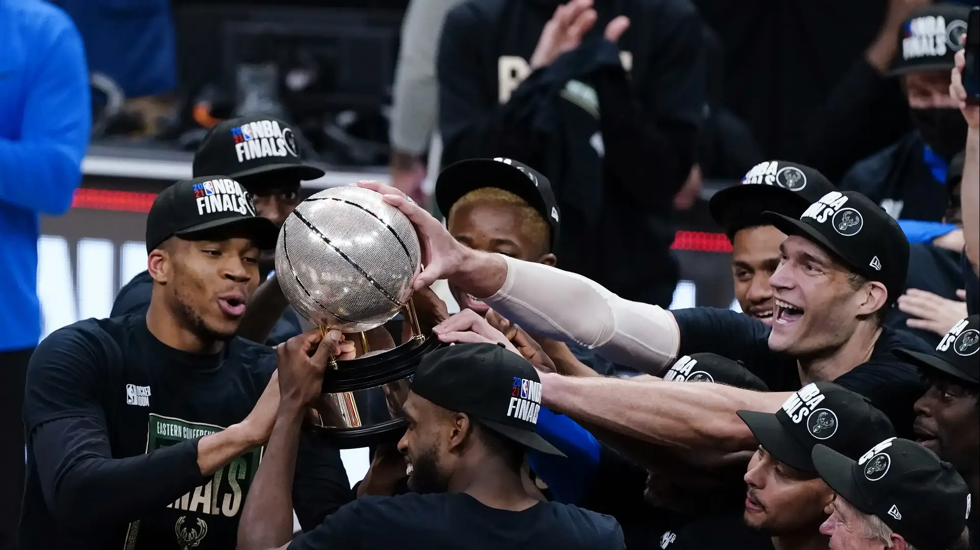 שחקני מילווקי באקס חוגגים העפלה לגמר ה-NBA