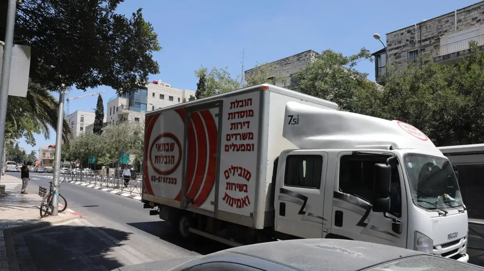 משאית הובלות ליד בית ראש הממשלה לקראת עזיבת נתניהו, 6 ביולי 2021