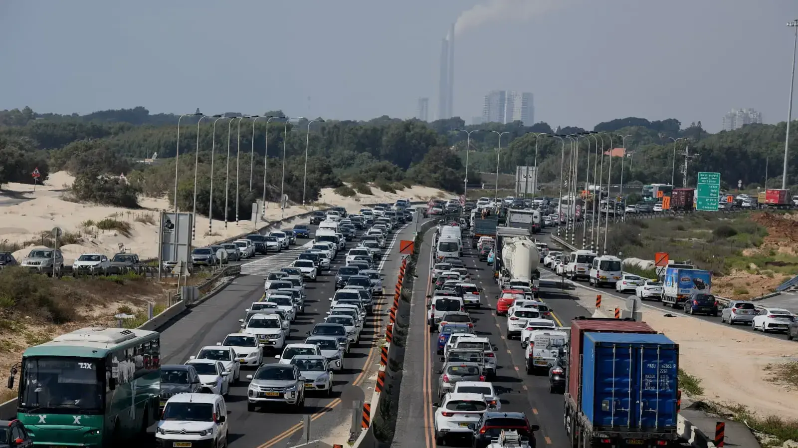 עומסי תנועה בכביש 2 ממחלף ינאי 12 ביולי 2021