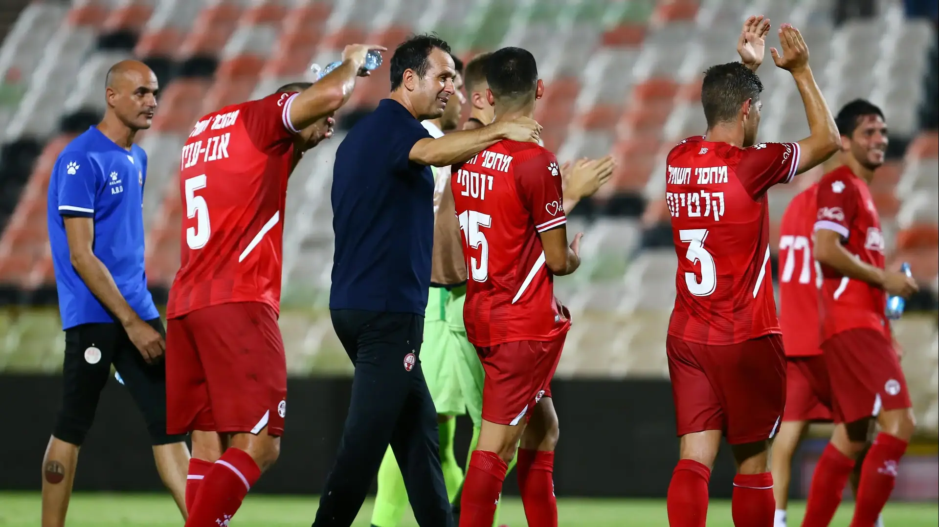 רוני לוי מאמן הפועל באר שבע עם שחקניו