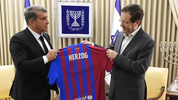 ז'ואן לאפורטה ברצלונה נפגש עם הנשיא בוז'י הרצוג