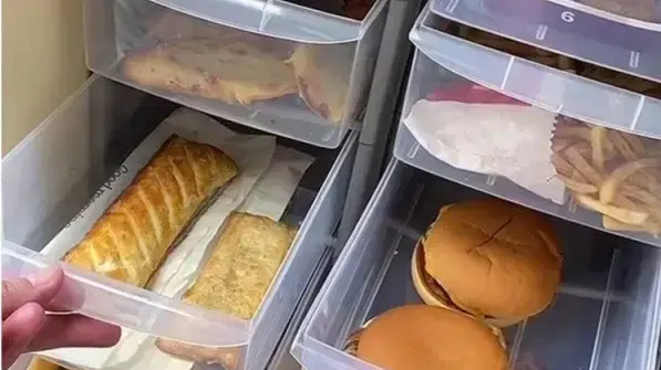 מזנון מלא בפיצות והמבורגרים