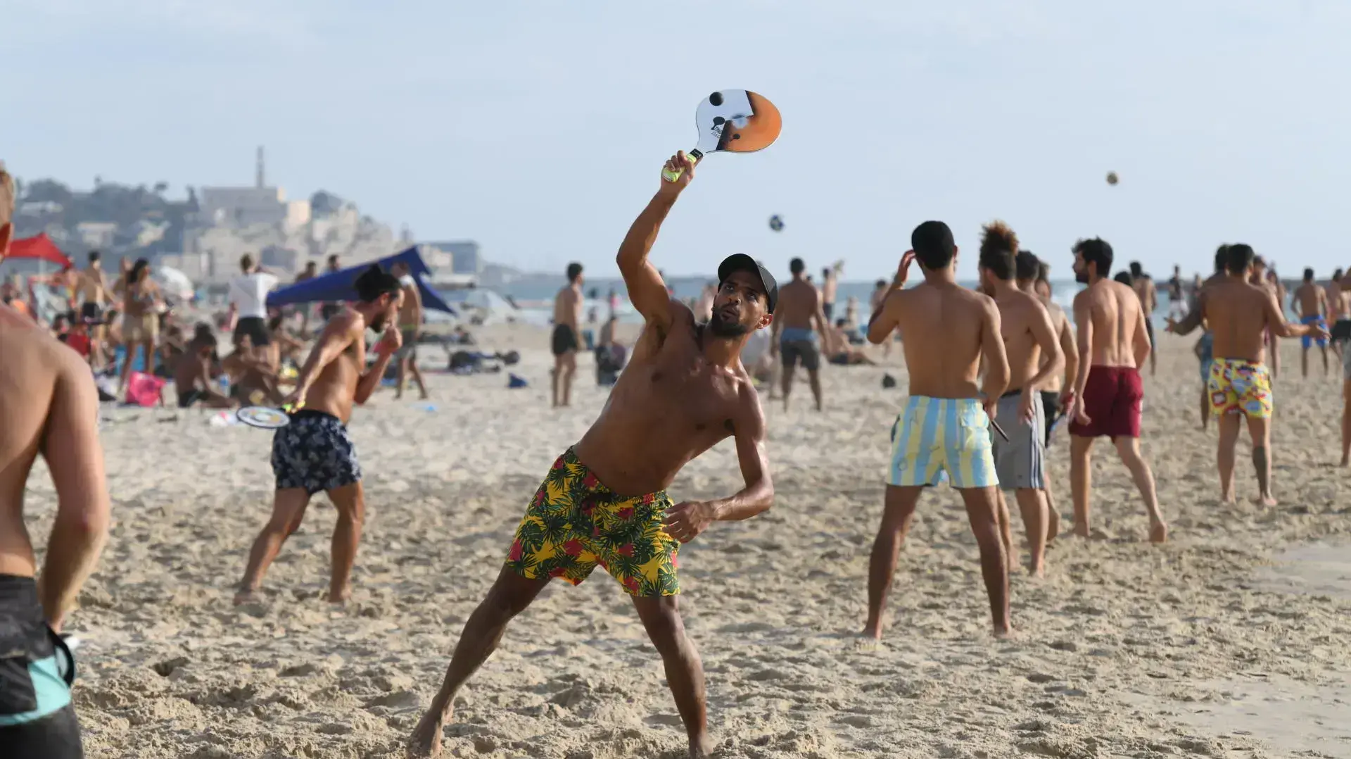 רוחצים בחוף הים של תל אביב 19 ביולי 2021