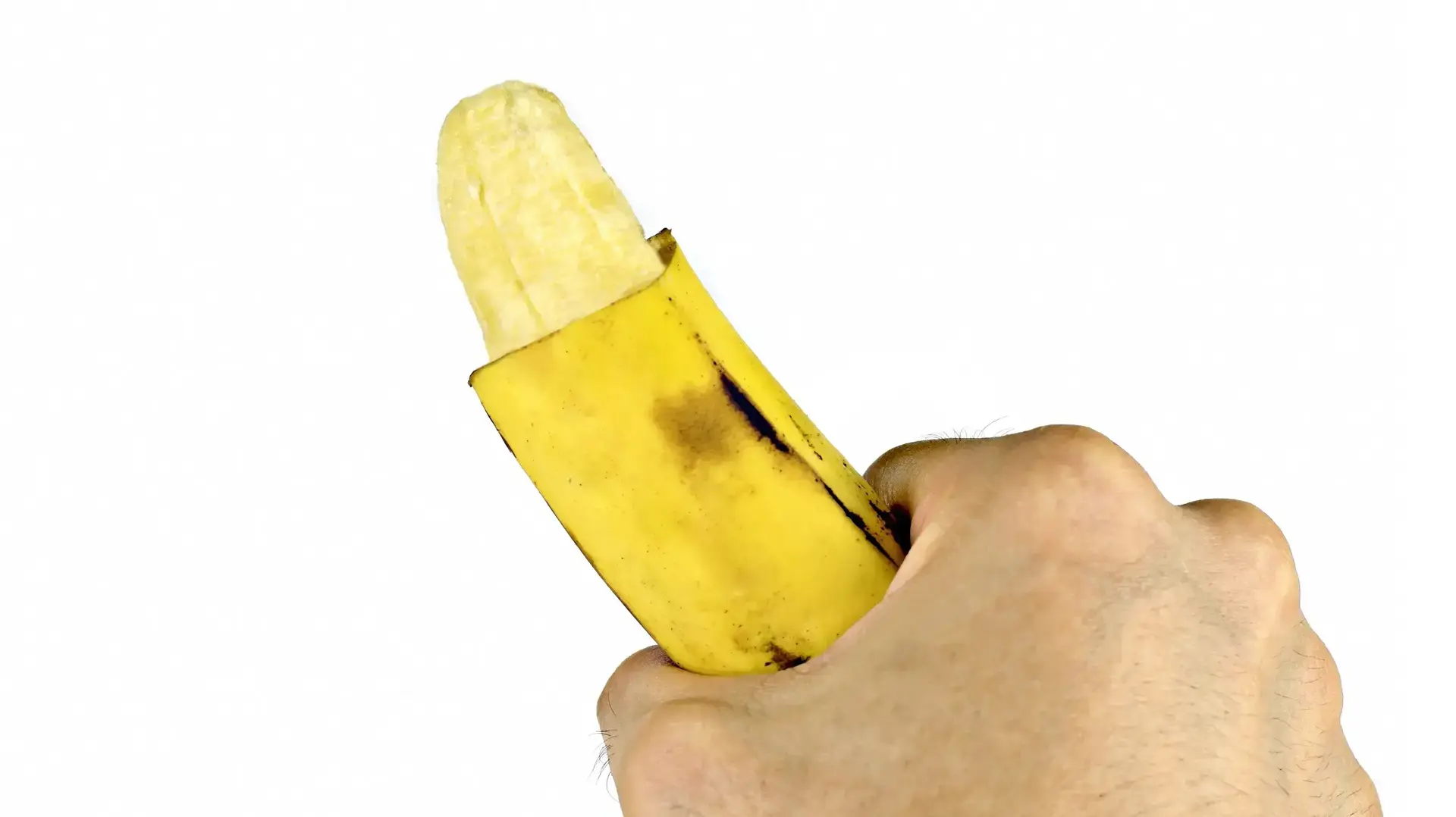 גבר מחזיק בננה