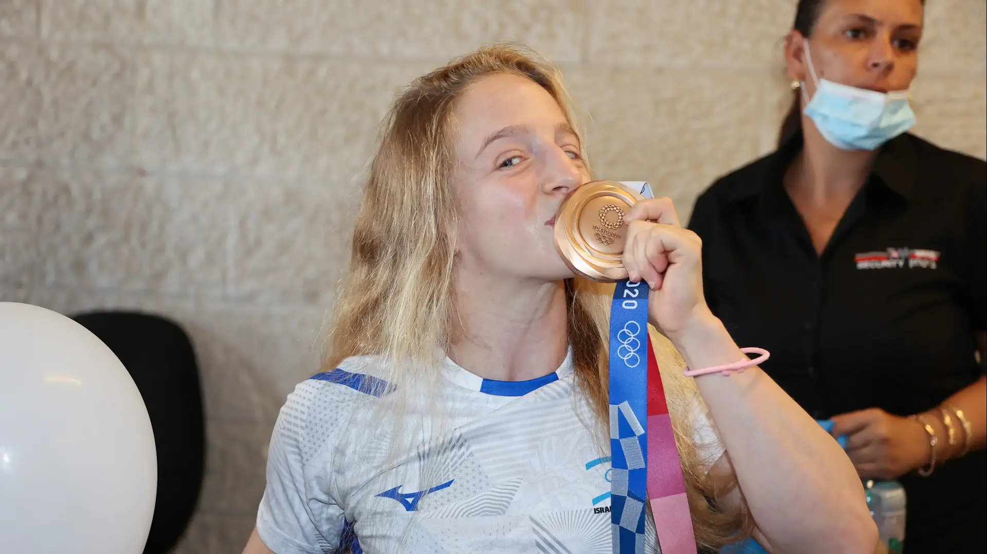 שירה ראשוני ג'ודוקא ישראלית עם המדליה