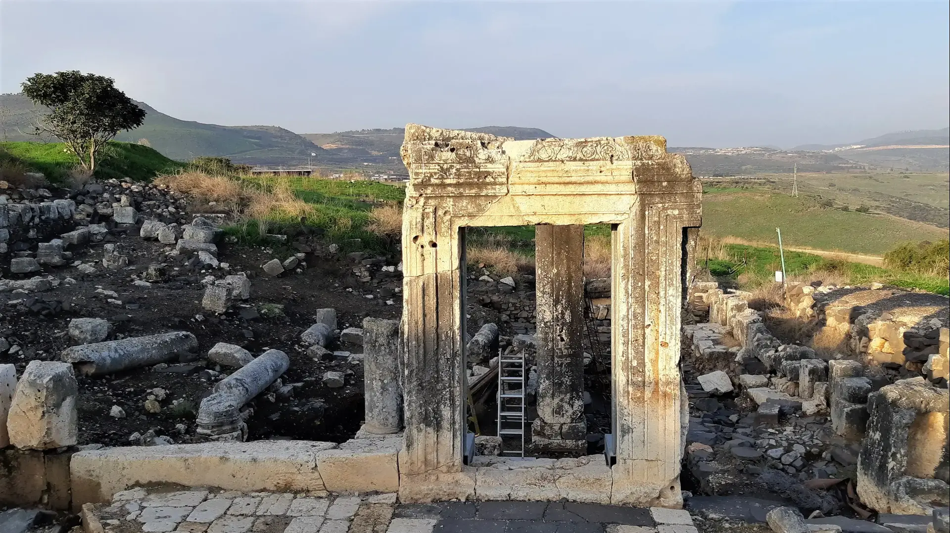 הנפת עמוד בן 1600 שנה בבית הכנסת הקדום ארבל