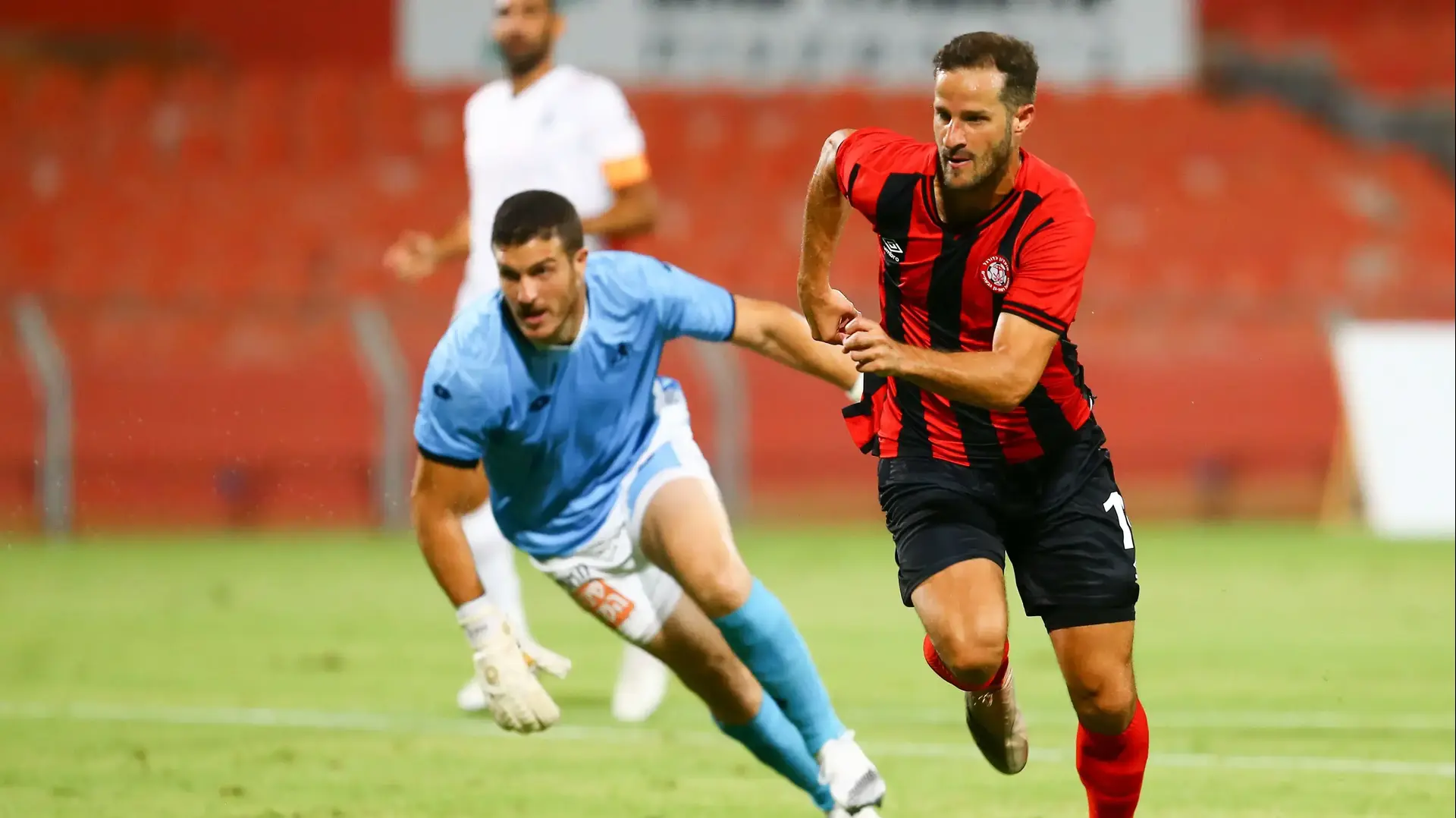 שחר הירש שחקן הפועל רמת גן לפני רן קדוש שוער בני יהודה